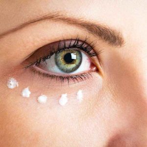نحوه استفاده از کرم دور چشم